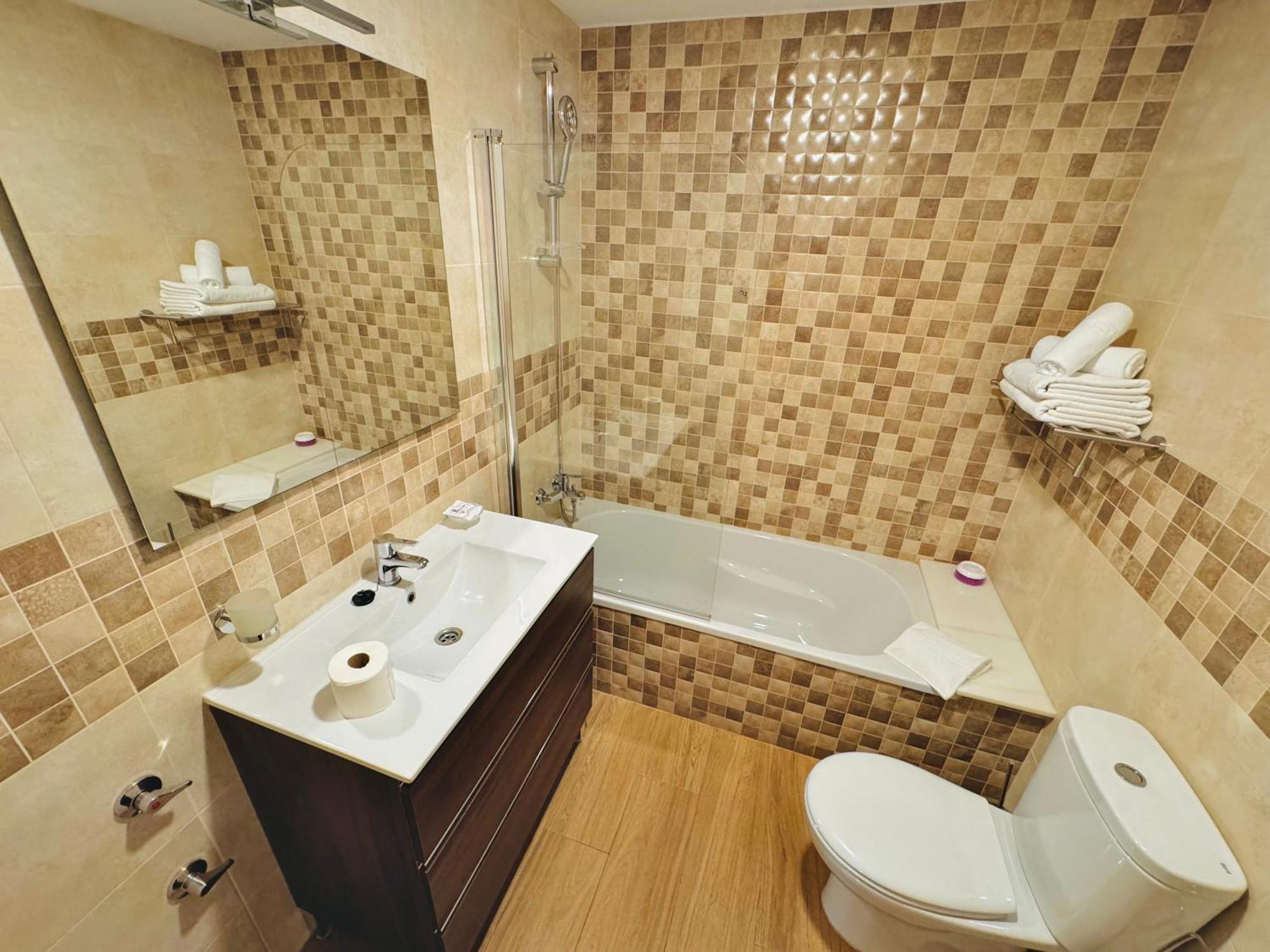 Pueblo Evita Premium Suites Benalmádena Exterior foto