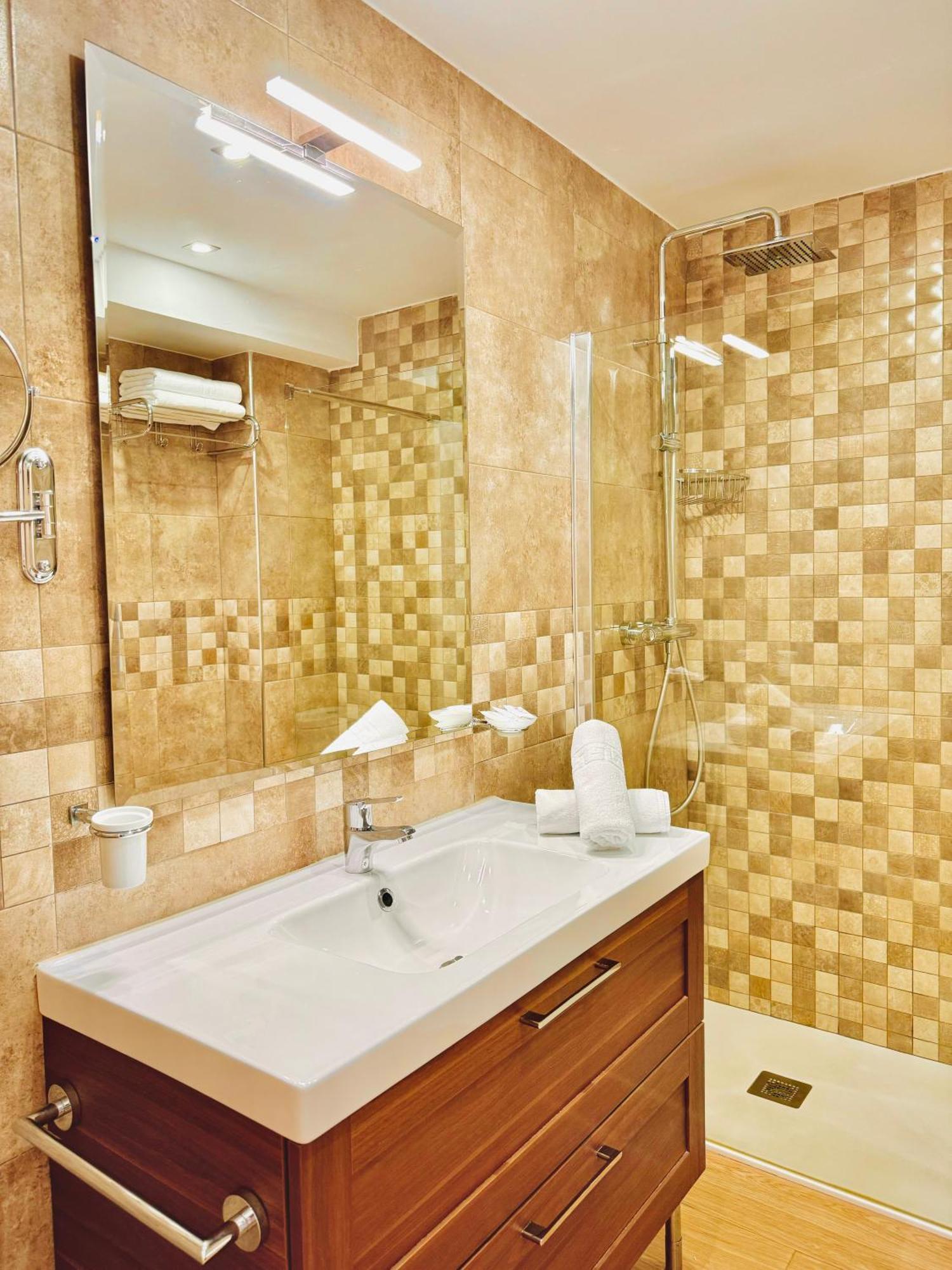 Pueblo Evita Premium Suites Benalmádena Exterior foto