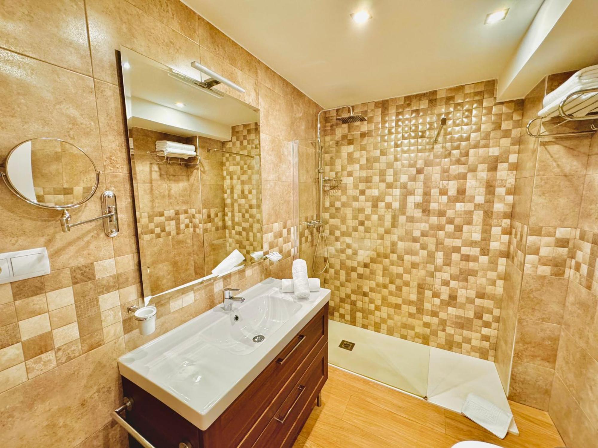 Pueblo Evita Premium Suites Benalmádena Exterior foto